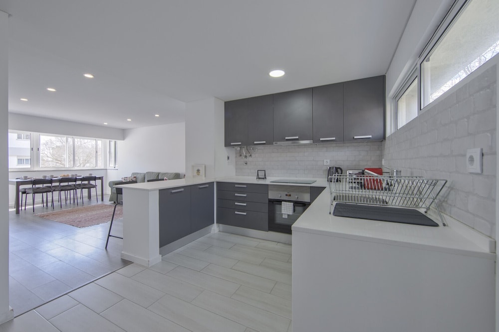 Olivais Modern by Homing