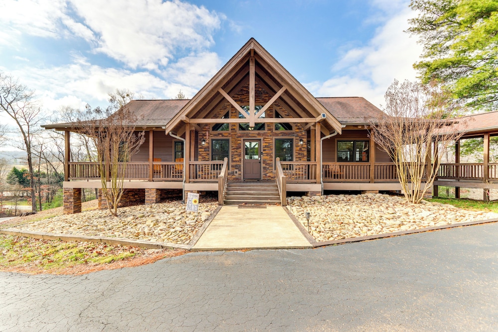 Blue Ridge Orchard Overlook' Cabin w/ Hot Tub