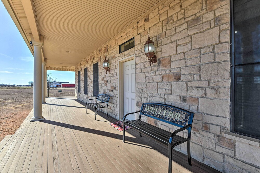 8 Mi to White Rock Lake: Spacious Krum Home