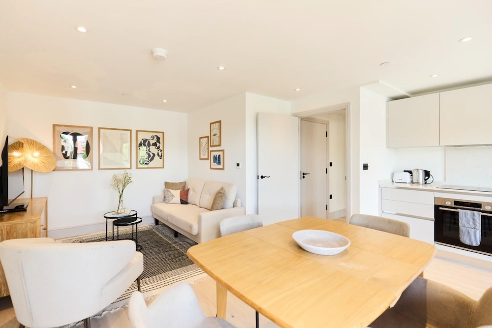 The South Wimbledon Hideout - Fancy 1bdr Flat With Balcony