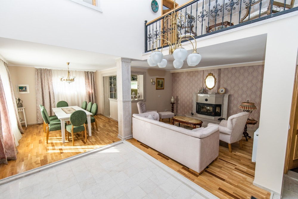 Luxury Green Oasis Villa With Pool! view 3