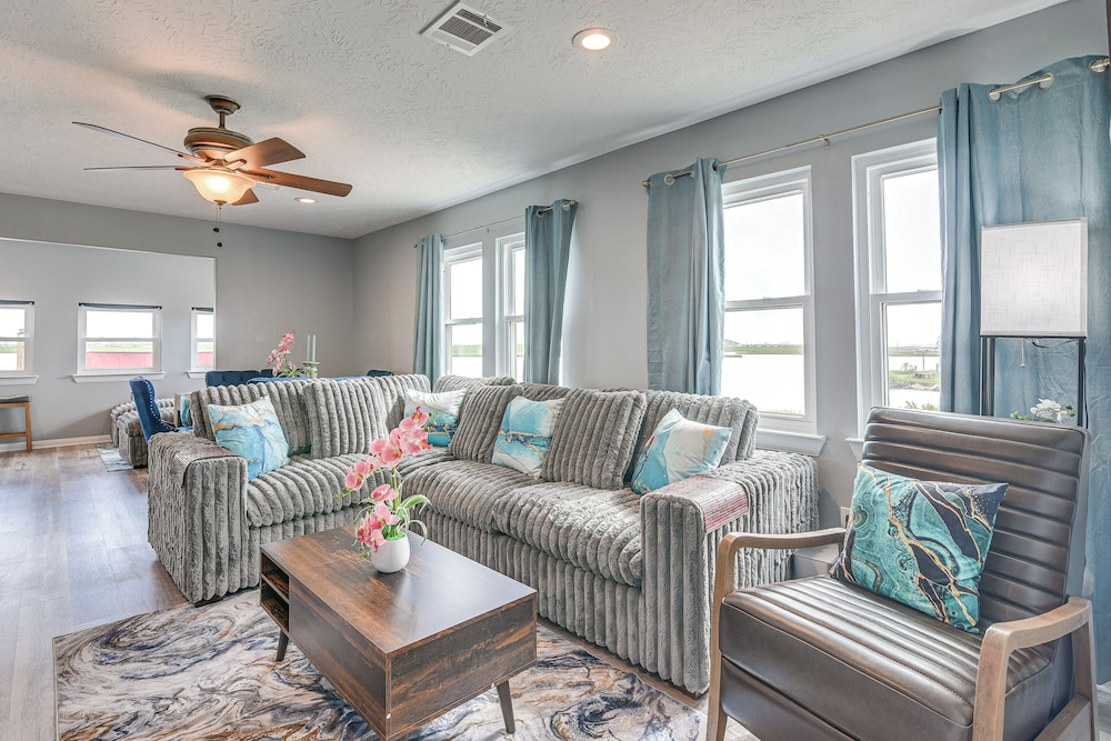 Private Home on Lagoon w/ Views in Hitchcock!