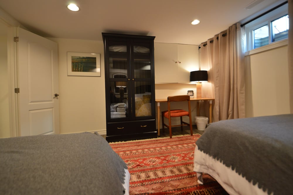 Beautiful 4BR Downtown House, Sleeps 10
