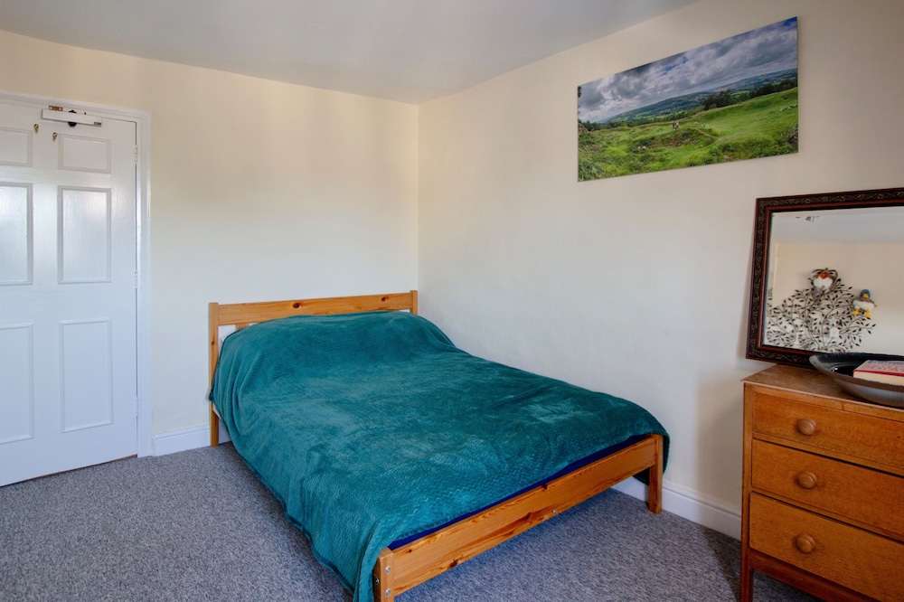 Cozy Corsham Apartment With 2 Bedrooms