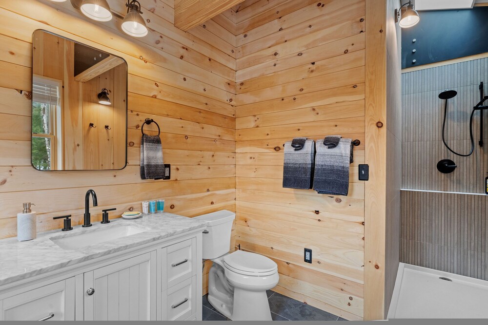 Ski Cabin w Hot Tub Gas Fireplace Near Cranmore