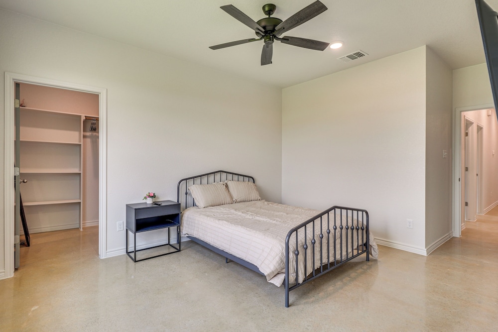 2 Mi to Dtwn Dining! Pet-friendly Temple Townhome
