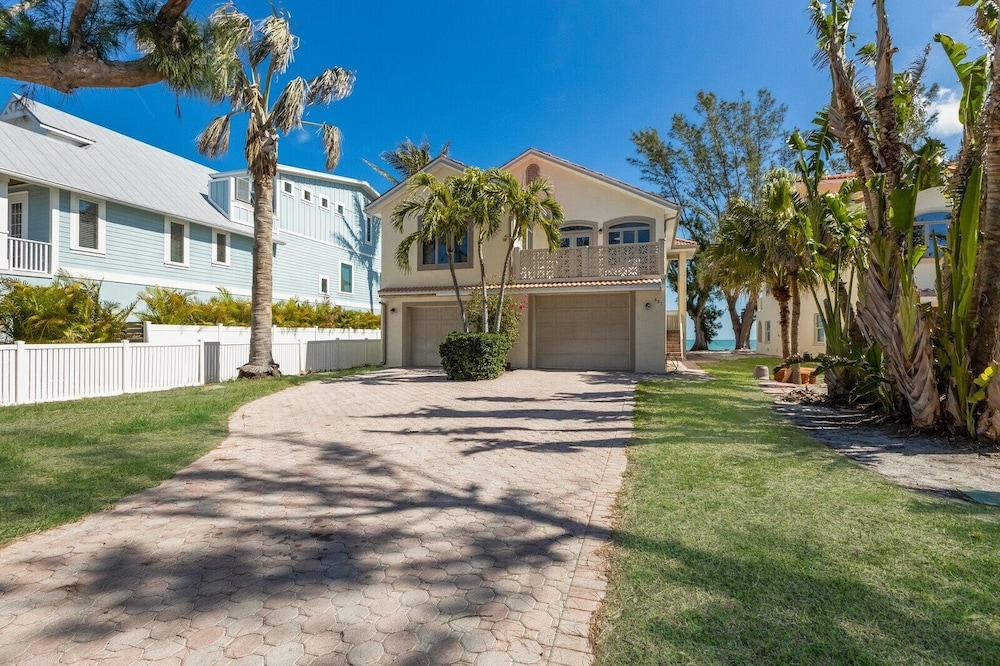 Dolphin Watch 3 Bedroom Home