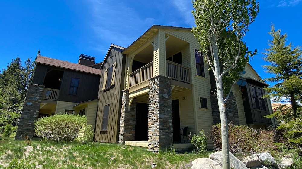 Snowcreek VI The Lodges 1127 3 Suites, Spacious with Mountain Views, Private Garage and Washer Dryer by RedAwning view 5