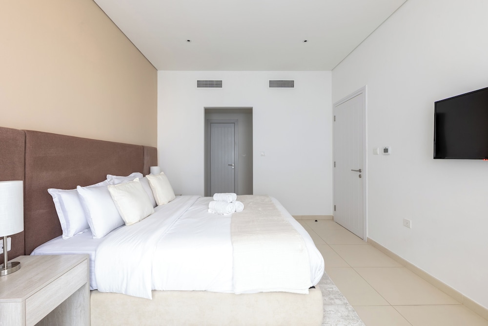 Stylish One-Bedroom Oasis Palm Location