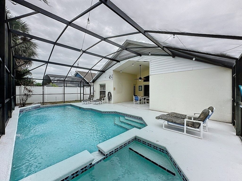 Incredible 4 Bed Pool/spa Home, Minutes To Disney 4 Bedroom Villa
