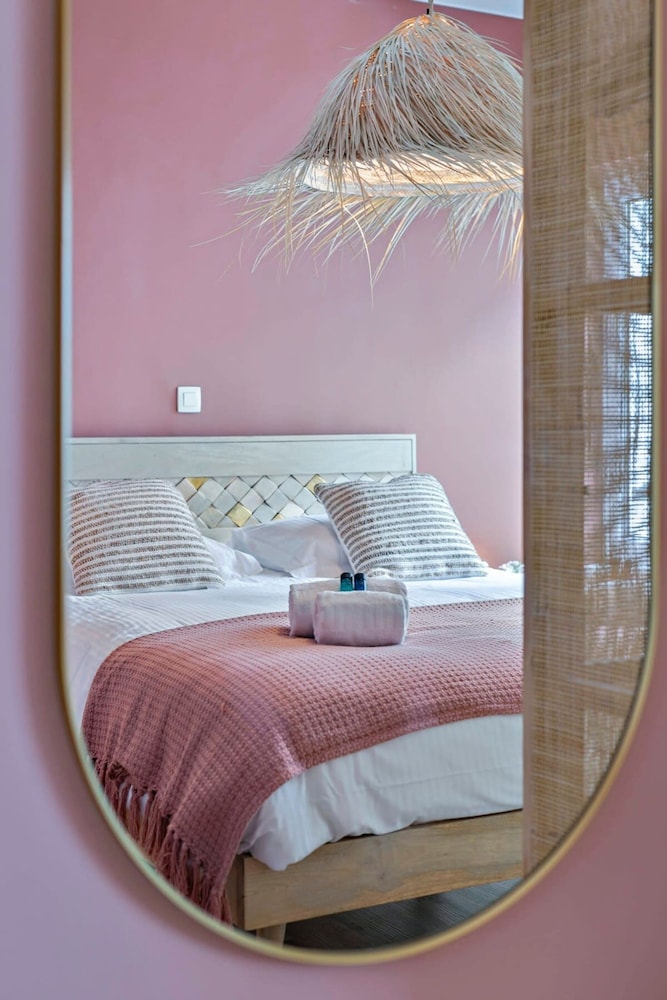 Stylishly Refurbished Apartment With sea View view 4