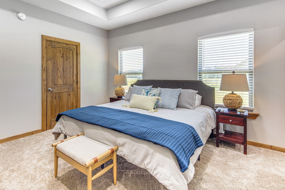 1 Mi to Lake Texoma: Expansive Outdoorsy Escape!