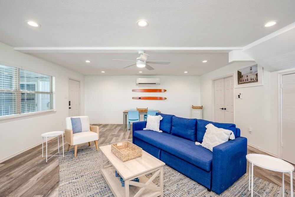 4 2 wow 180 Lake Views hot tub Pickleball Tennis POA Court EV Charger Wheelchair Ramp POA Pool