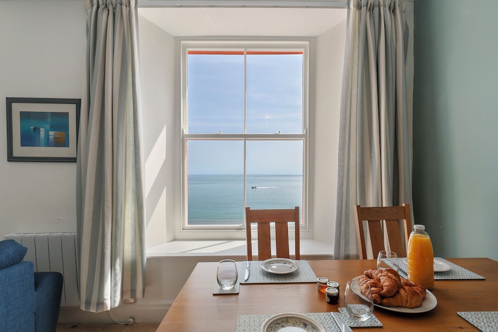 5 Paragon Court - Sea Front Apartment