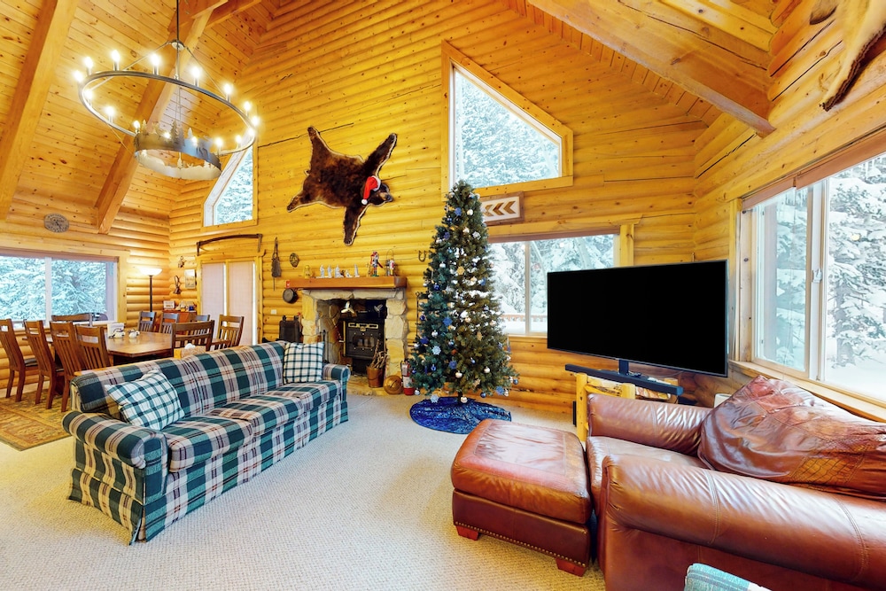 Quiet 2BR Fireplace Balcony W & D