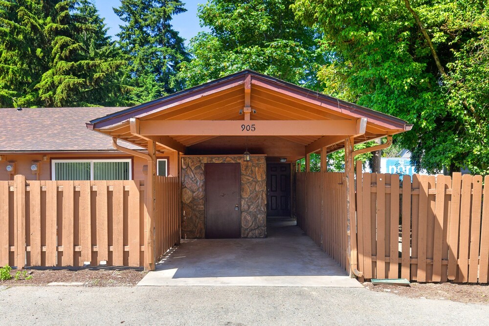 Comfy Stay in Bellevue w Parking Included