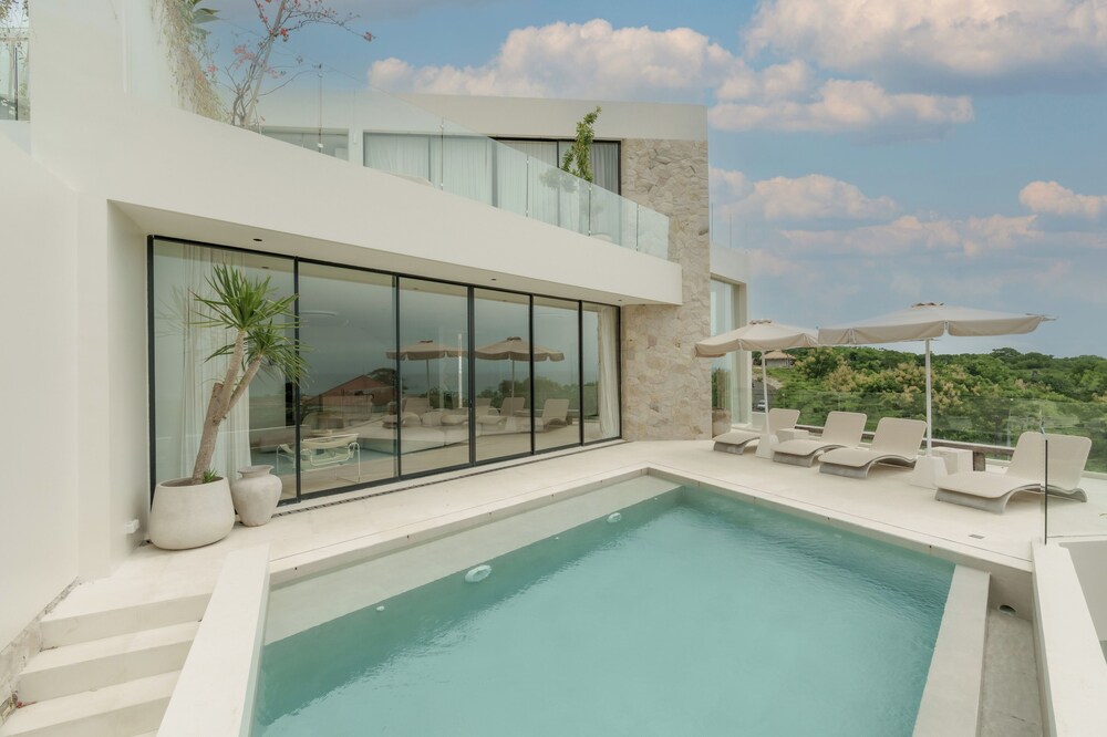 Lux Retreat 4BR Ocean Villa in Uluwatu