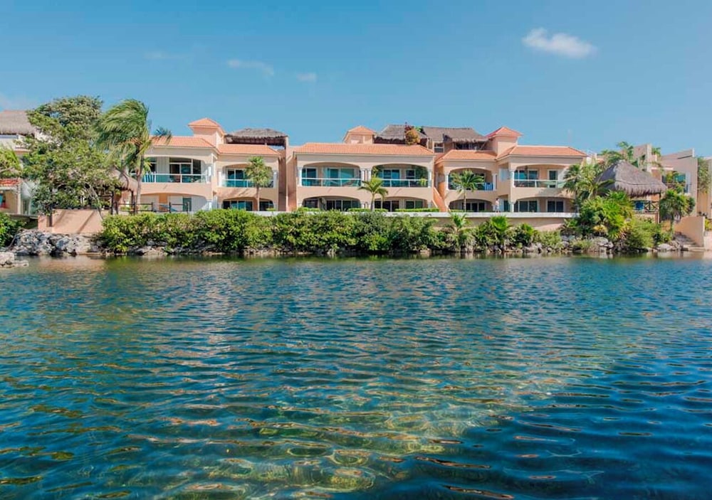 Lagoon Front Infinity Pool Paddleboard And Fun Puerto Aventuras