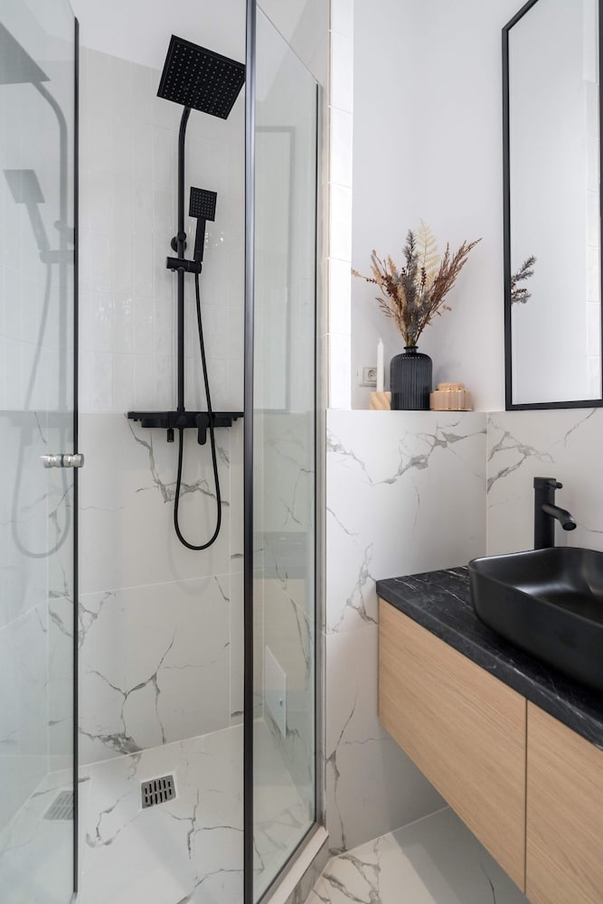 Contemporary Aparthotel 2-BR Flats Near Old Town, Quiet & Serene