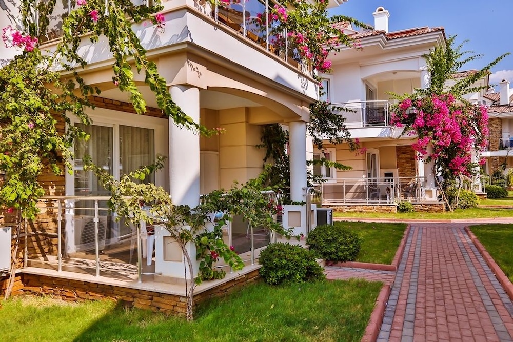 Golden Life Blue Green Residence