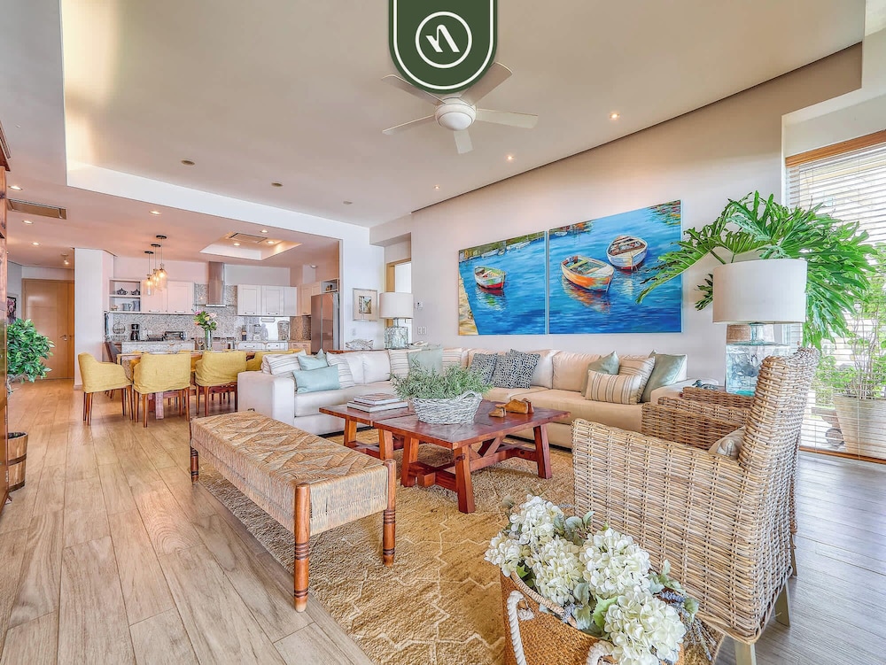 Luxury 4 BR Condo - Private Beachfront Deck With Pool