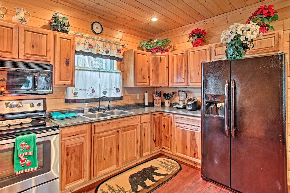 Creekside Cabin w/ Hot Tub in Gatlinburg!