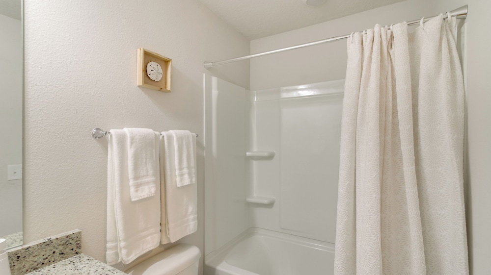 Pensacola Retreat w/ Pool Access, 20 Mi to Beach