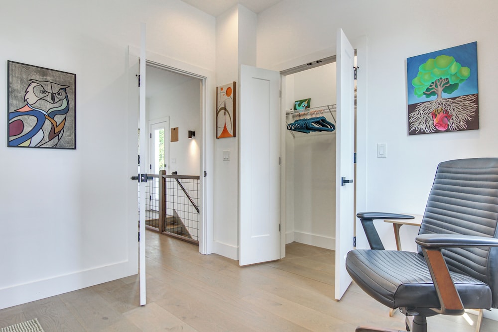 Rooftop Deck, Sweeping Views: Chic Home in Brevard