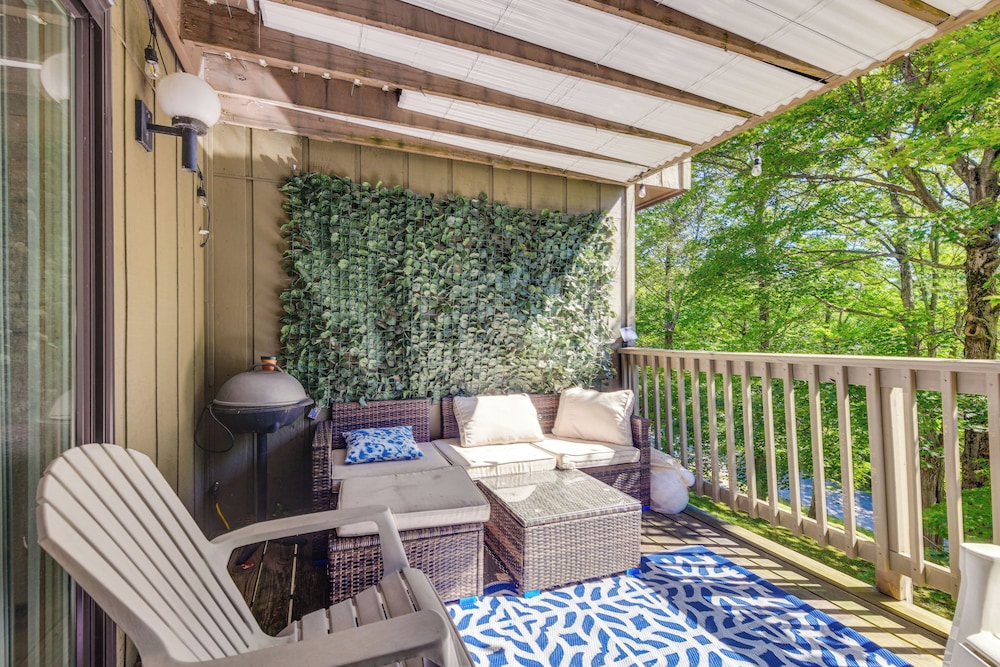 < 1/2 Mi to Sugarbush Resort: Condo w/ Deck!