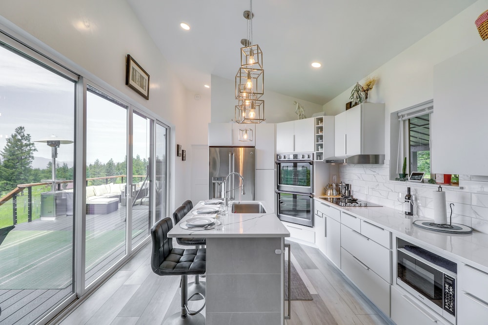 Hot Tub & Views: 'sunset Valley Retreat' in Eureka view 4