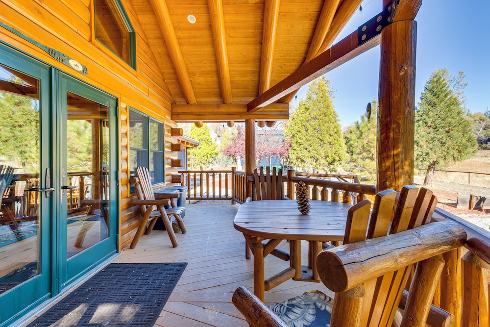 33 Mi to Yosemite NP: Custom Log Home w/ Deck!