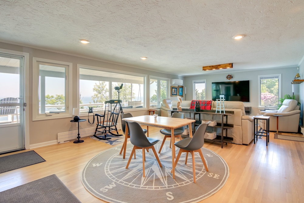 Bayfront Home w/ Deck - 4 Mi to Downtown Plymouth!