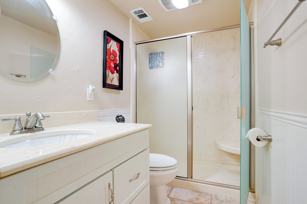 On-site River Access: Fishing Retreat in Granbury!