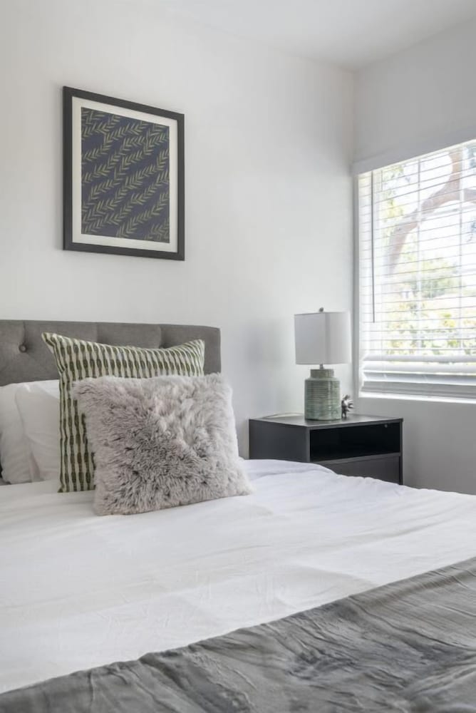 Charming Spacious Home - Modern Comforts, Prime Location