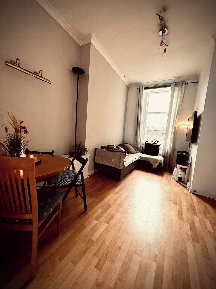West-end 2 Bed Flat Entire Place w/ Free Parking