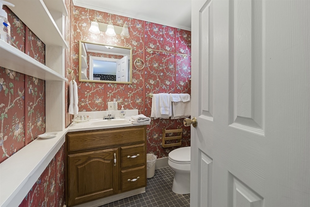 Bove House-limit 24 10 Bedroom Home by RedAwning view 4