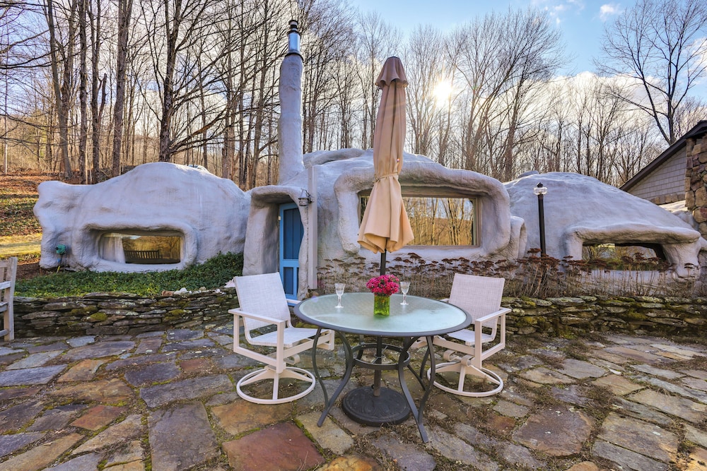 < 6 Mi to Arlington: 'whimsical Stone Abode!'