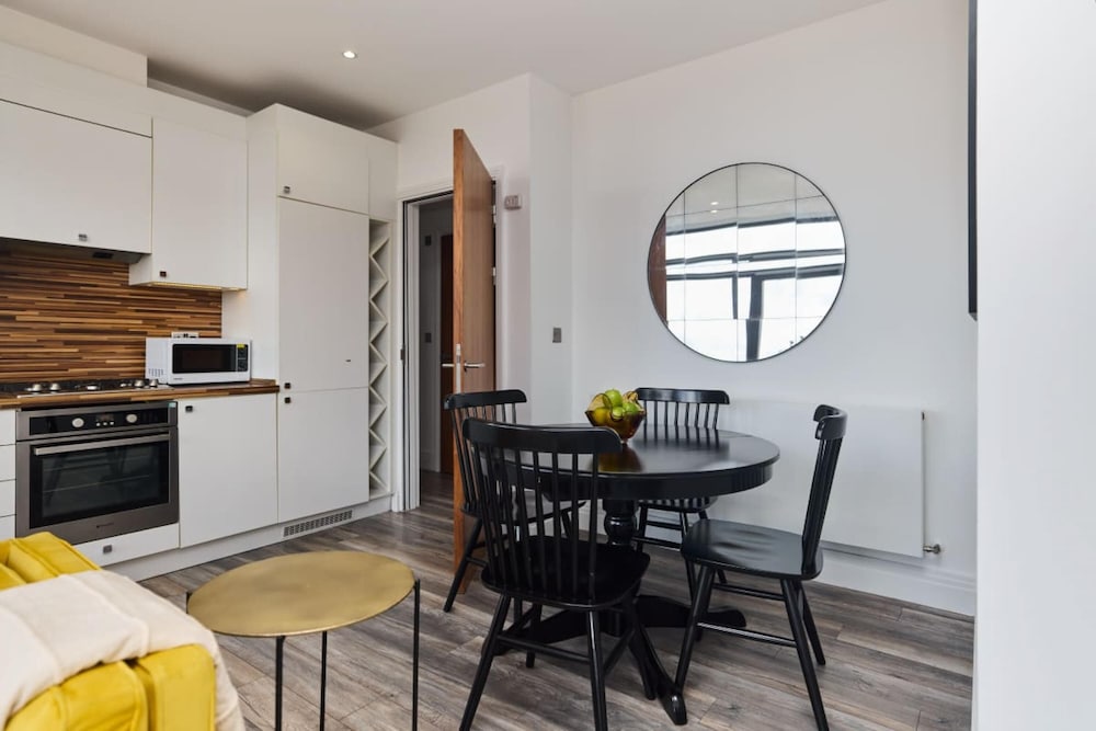 The Harlesden Hideaway - Lovely 2bdr Flat With Balcony