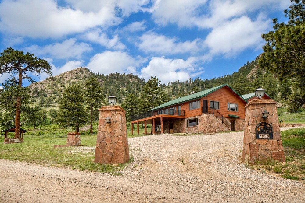 Frontier Mountain Retreat - Monthly Long-term Vacation Rental 30 Days Minimum -- Estes Park 1 Bedroom Apts by RedAwning - Property Image 18