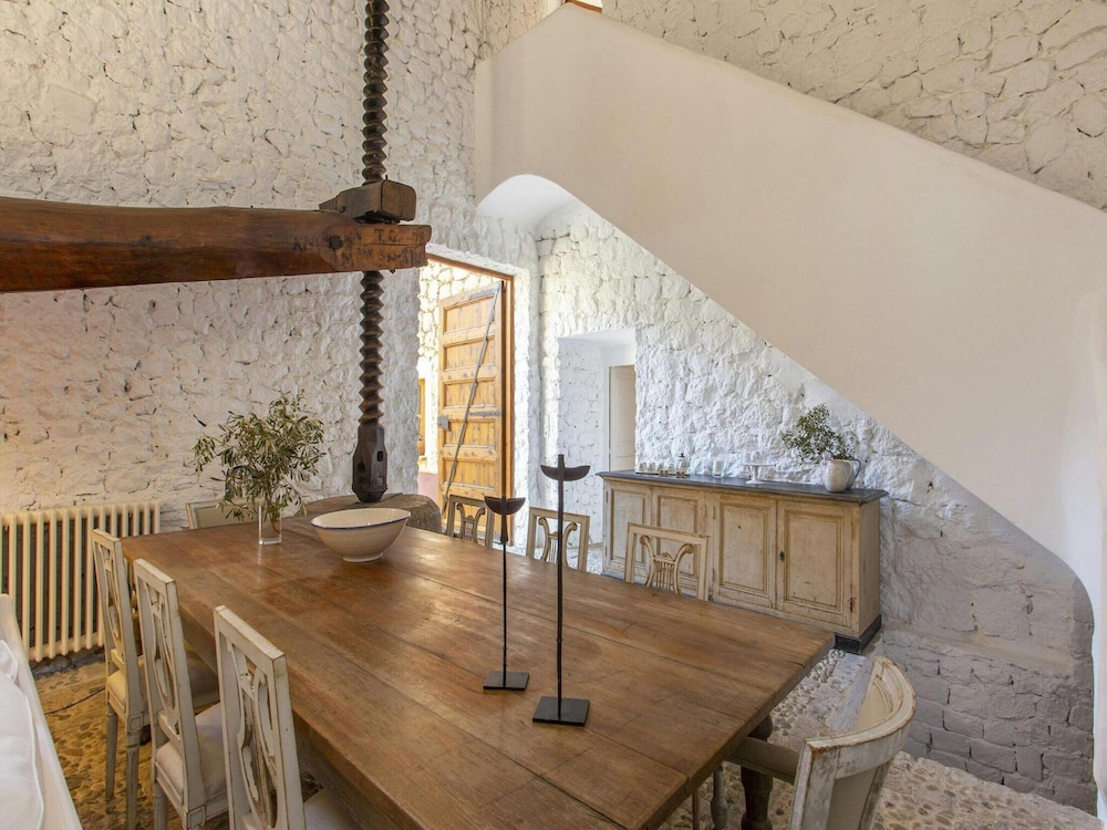 Stunning Farmhouse With Private Pool