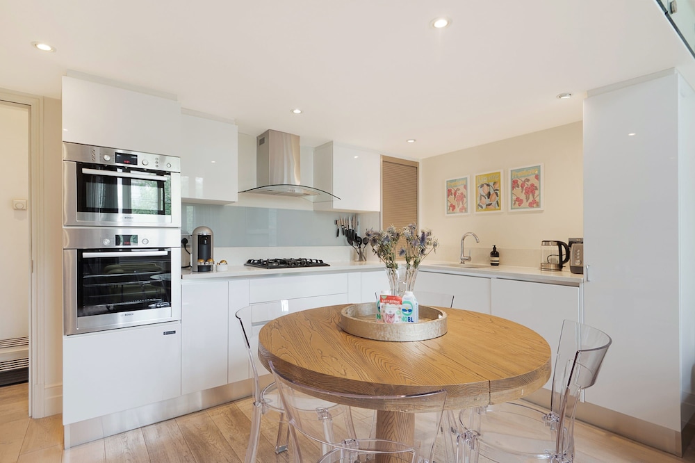 The Artists Hideaway-2 bed Mezzanine in Paddington - by Out of Office Lifestyle