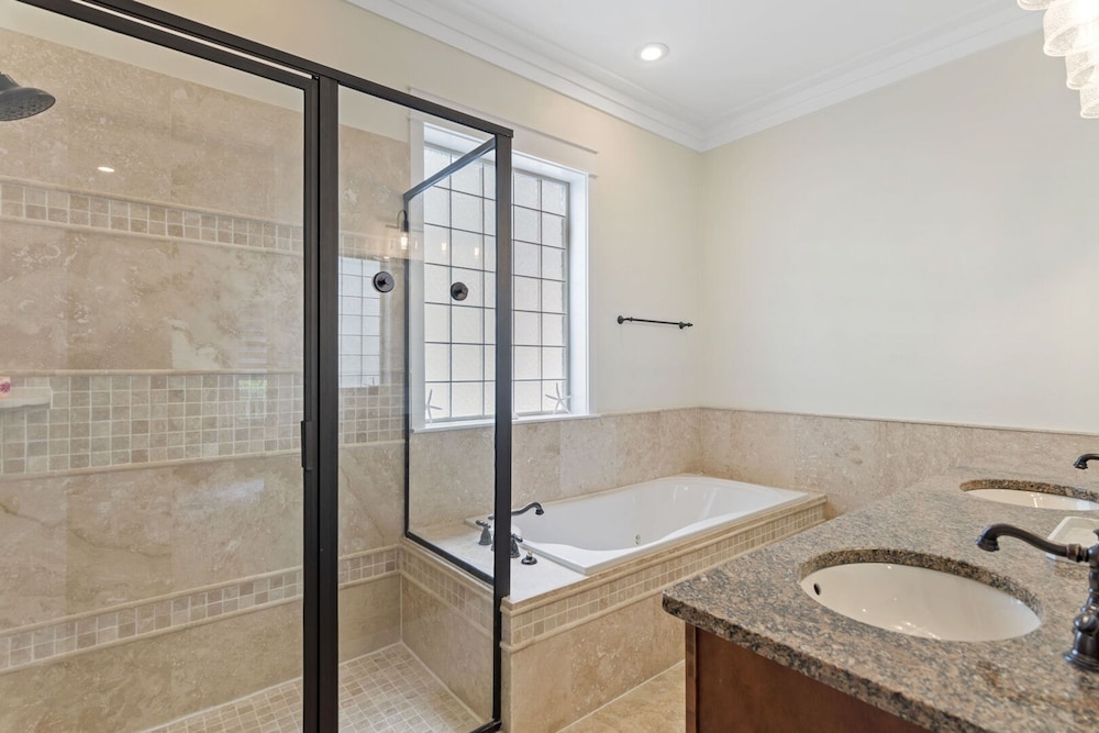 Good Day Sunshine by Avantstay Sleeps 16 Pool Private Beach Access