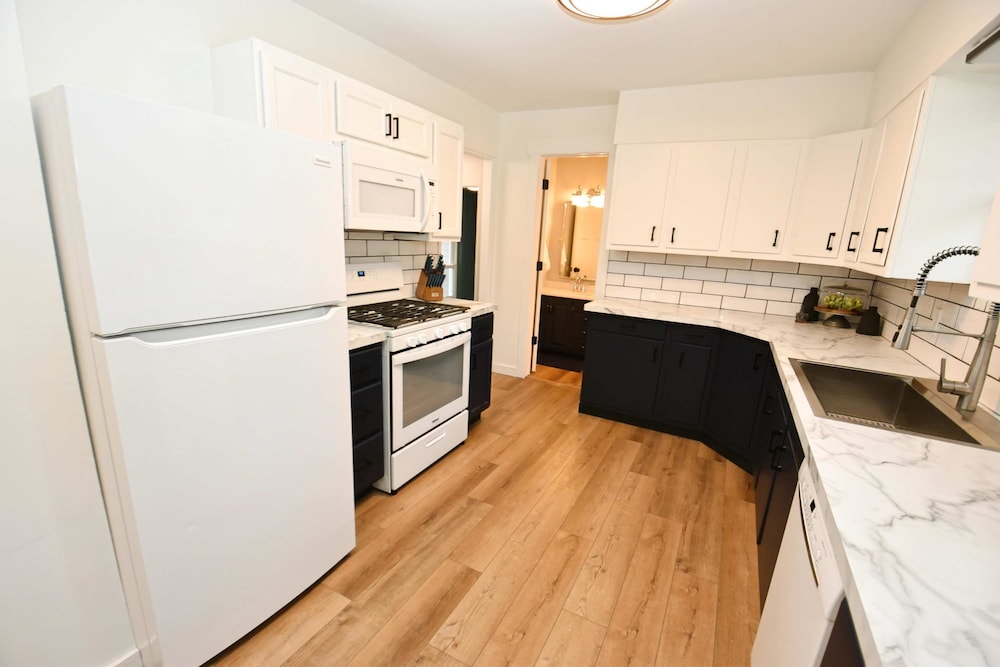 Modern 5 Bedroom Home Sleeps up to 12 15 min Walk to ND 2329