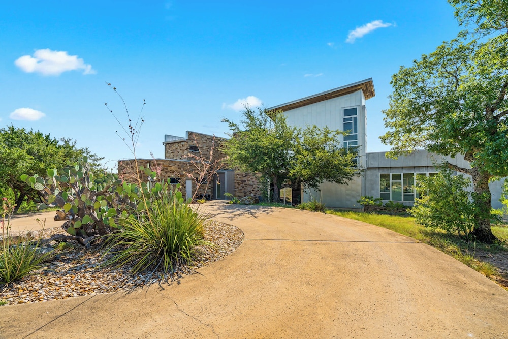 Luxury 4BR Hilltop Retreat Hot Tub & Scenic Views