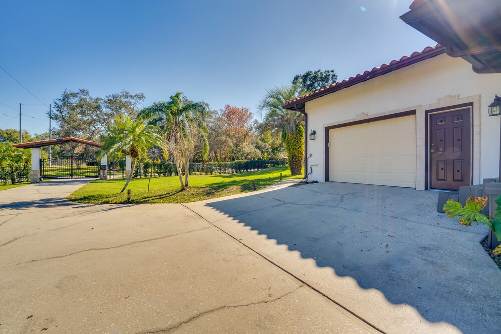 1-acre Backyard & Gym: Spacious Apopka Escape!