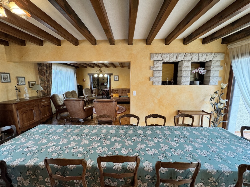 Spacious Group Stay Near Le Mans Circuit