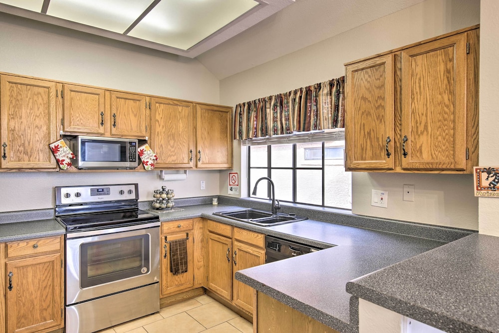 Breezy Mesa Condo w/ Community Pool & Hot Tub!