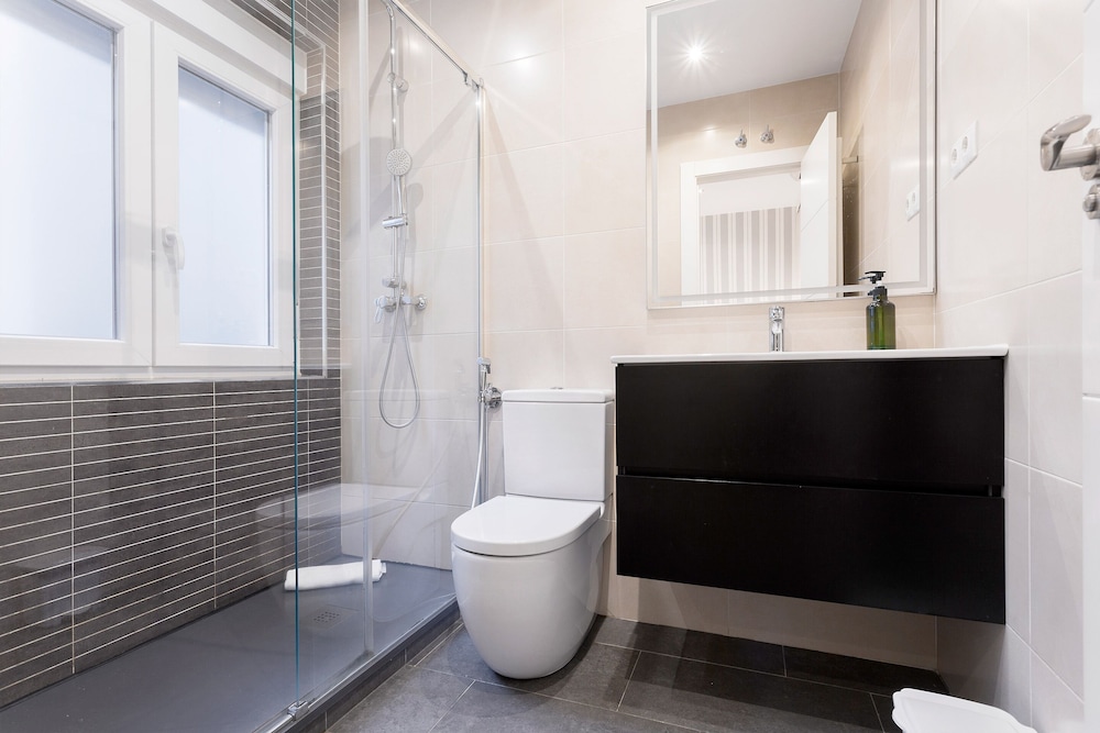 Bright 2 Bd Apartment in Front of Retiro Park Retiro II