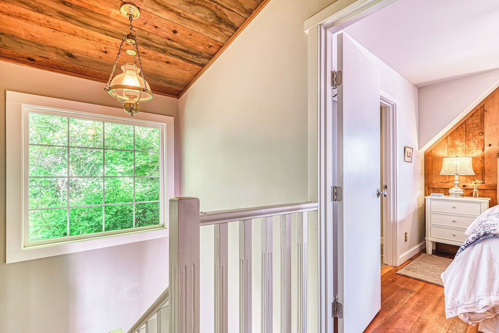 2 BR Beachfront Cottage w/ Grill & Expansive Deck