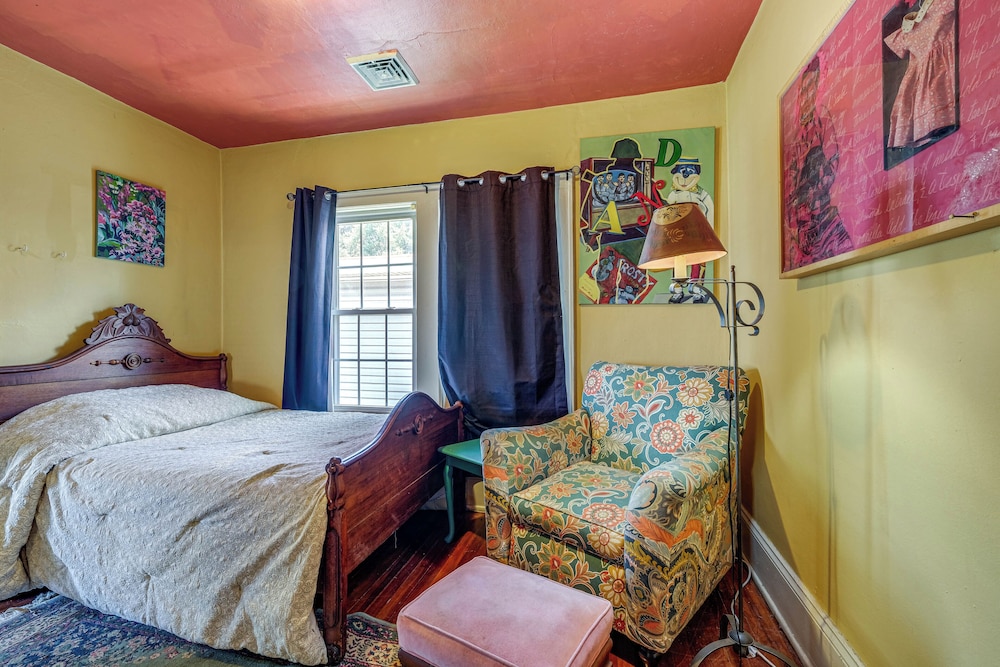 Half-mi to Dtwn: Cozy Roanoke Apt!